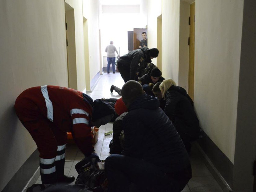 Скандал в Жмеринке: на заседании горсовета произошла потасовка с метанием камней и дымовых шашек (ФОТО)