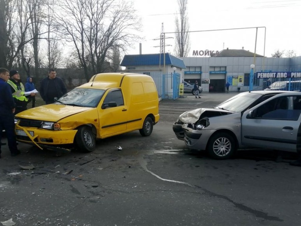 Фургон протаранил Renault в Николаеве: у авто сильные повреждения (ФОТО)