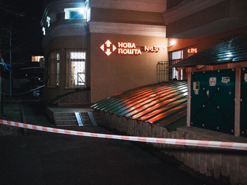 Дерзкое ограбление в Киеве: вооруженный мужчина «обчистил» отделение почты (ФОТО, ВИДЕО)