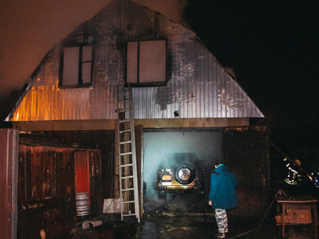На Троещине в Киеве сгорел дом и два автомобиля (ФОТО, ВИДЕО)