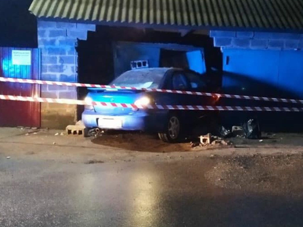 Под Киевом Subaru протаранил гараж частного дома: есть пострадавшие (ФОТО)