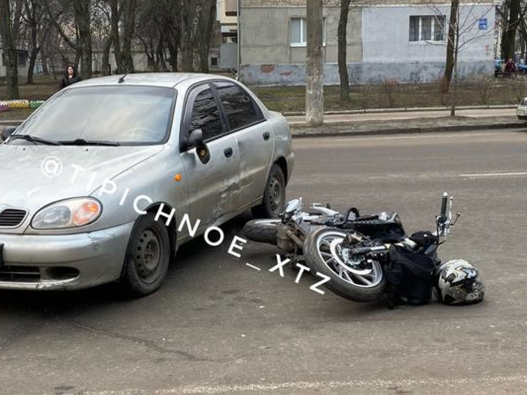 На ХТЗ в Харькове Lanos сбил мотоциклиста (ФОТО, ВИДЕО)