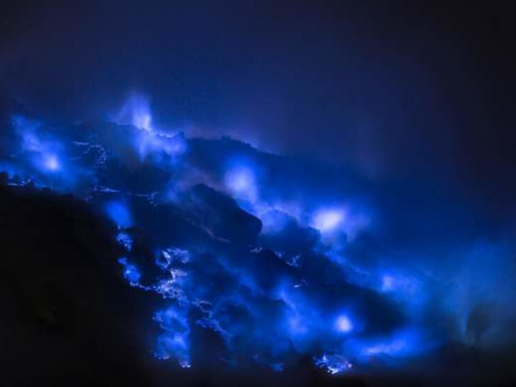 Вулкан на острове Ява начал извергать голубую лаву (ФОТО, ВИДЕО)