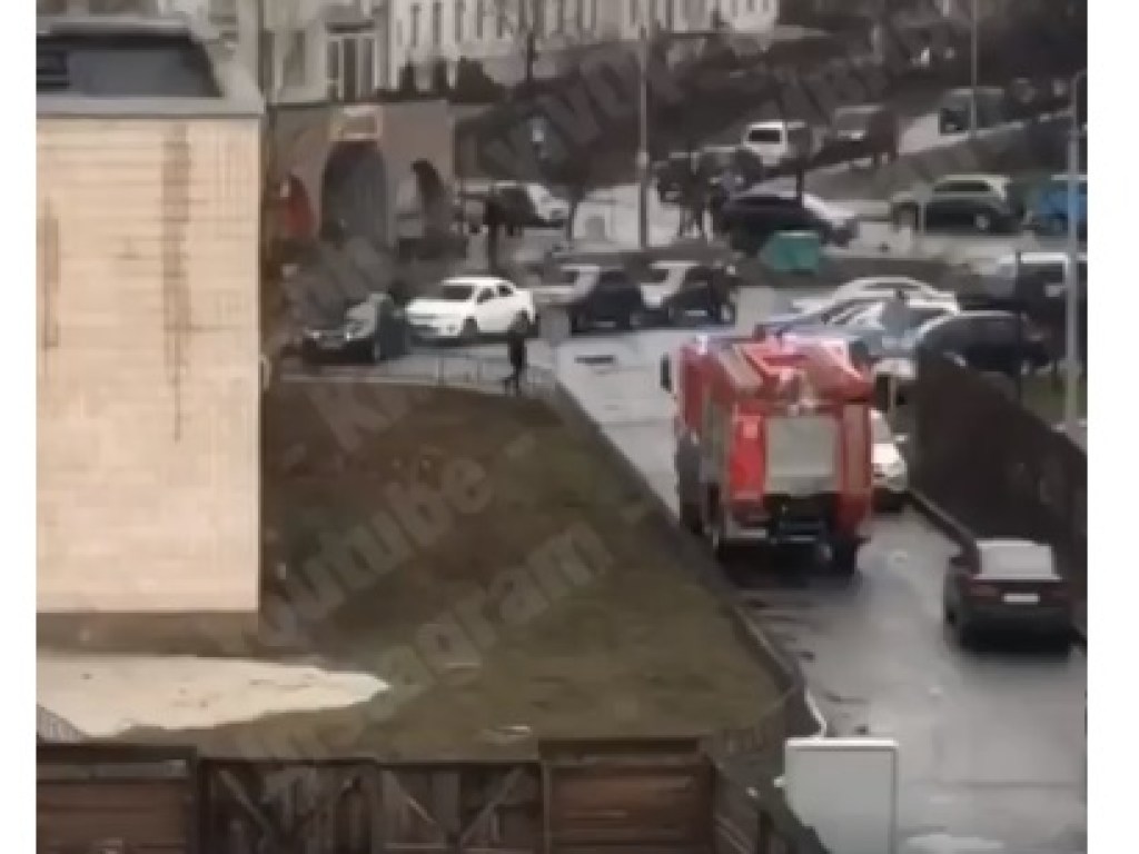 В Киеве «герой парковки» поставил палки в колеса пожарным (ВИДЕО)