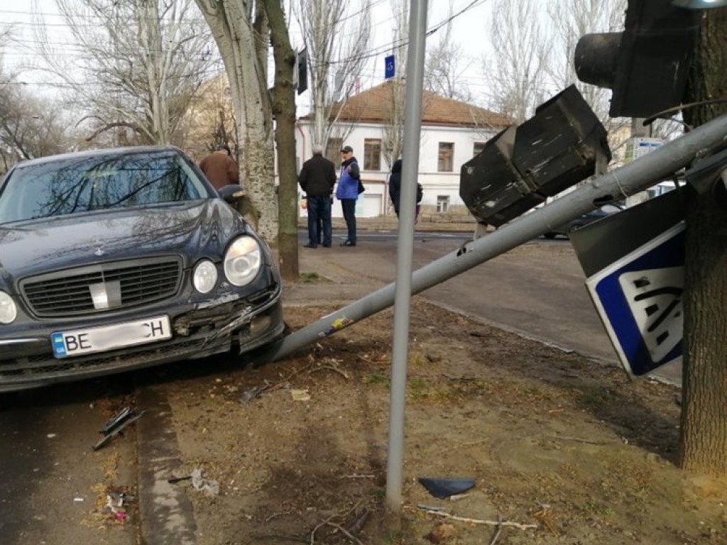 ДТП в Николаеве: Mercedes протаранил учебное авто и снес светофор (ФОТО)