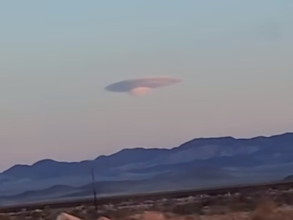 Облако приняло форму «летающей тарелки»: опубликовано удивительное видео