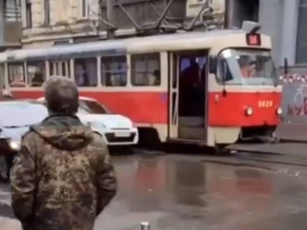 На Подоле в Киеве дорогу не поделили трамвай и такси (ФОТО)