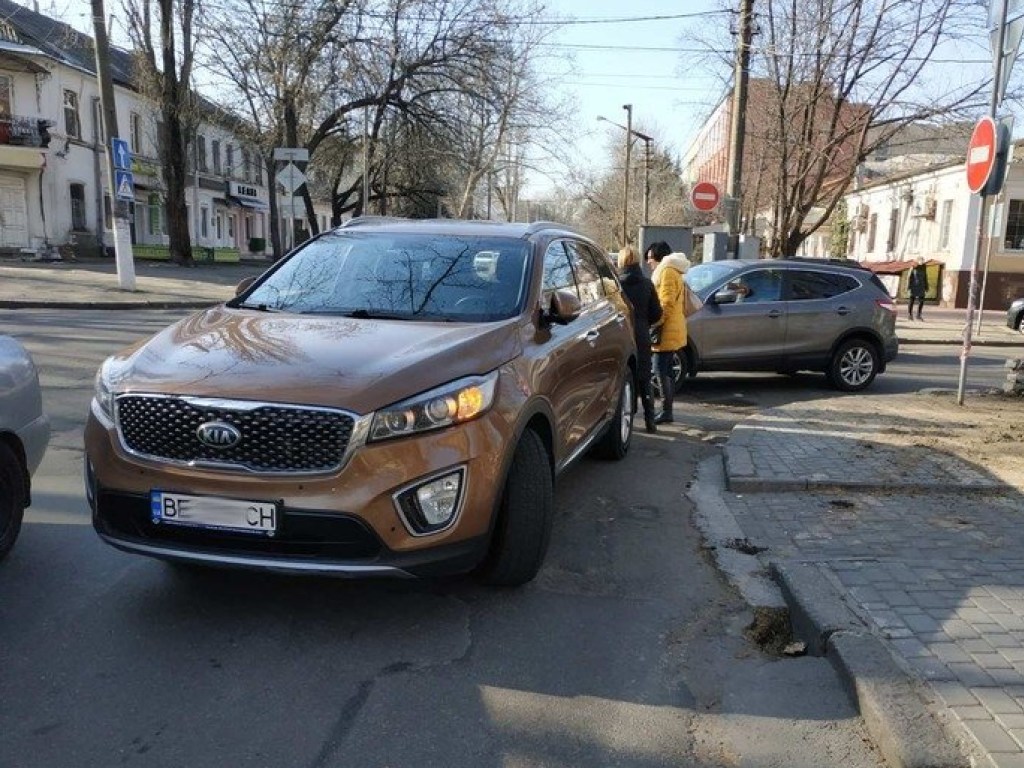 В центре Николаева столкнулись Nissan и Kia (ФОТО)