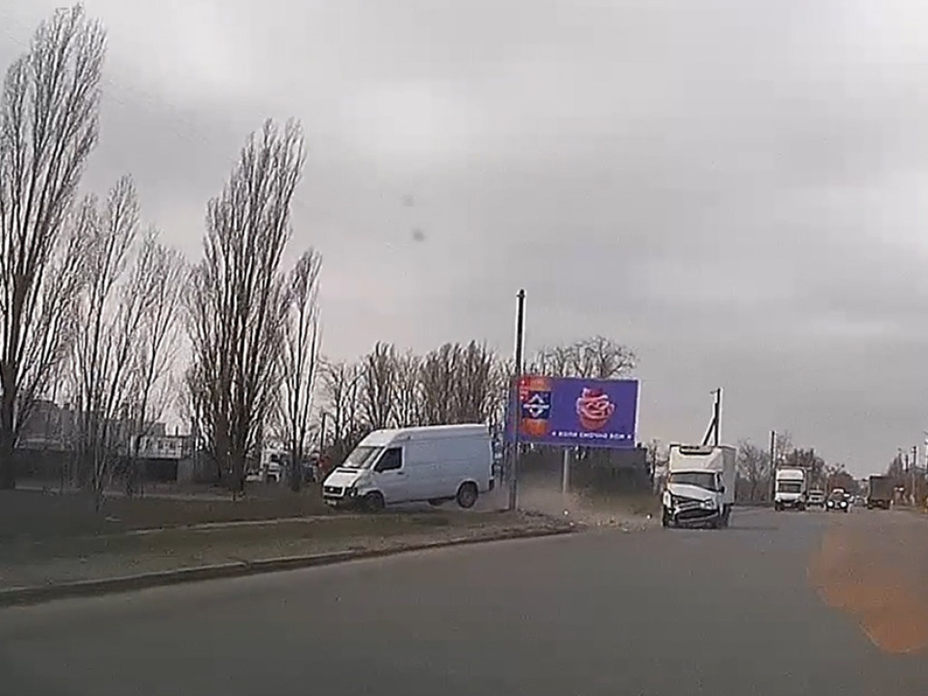 В Днепре водитель Volkswagen столкнулся с грузовиком и вылетел на обочину (ФОТО, ВИДЕО)