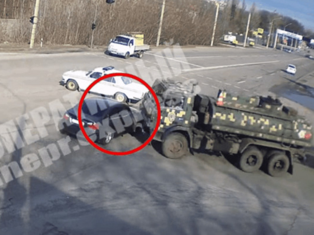 В Днепре автомобиль BMW влетел в колонну военной техники (ФОТО, ВИДЕО)