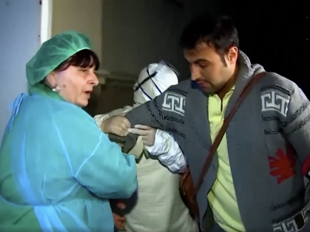 В Грузии медики силой втащили в больницу пациента с подозрением на коронавирус, когда тот говорил с журналистами (ВИДЕО)