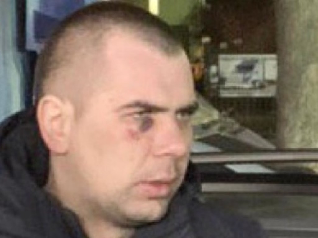 В Киеве пьяный мужчина на Ford сбил женщину с ребенком: водитель уснул в машине копов (ФОТО)