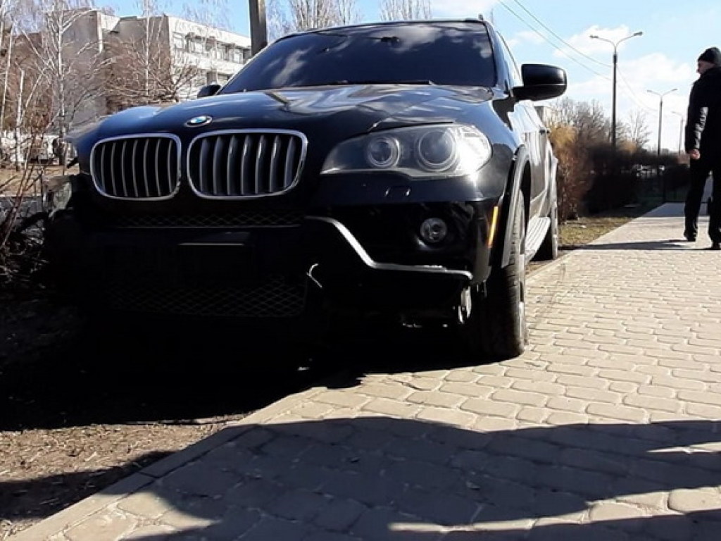 В Черкассах BMW X5 столкнулся с автомобилем патрульных: есть пострадавшие (ФОТО)