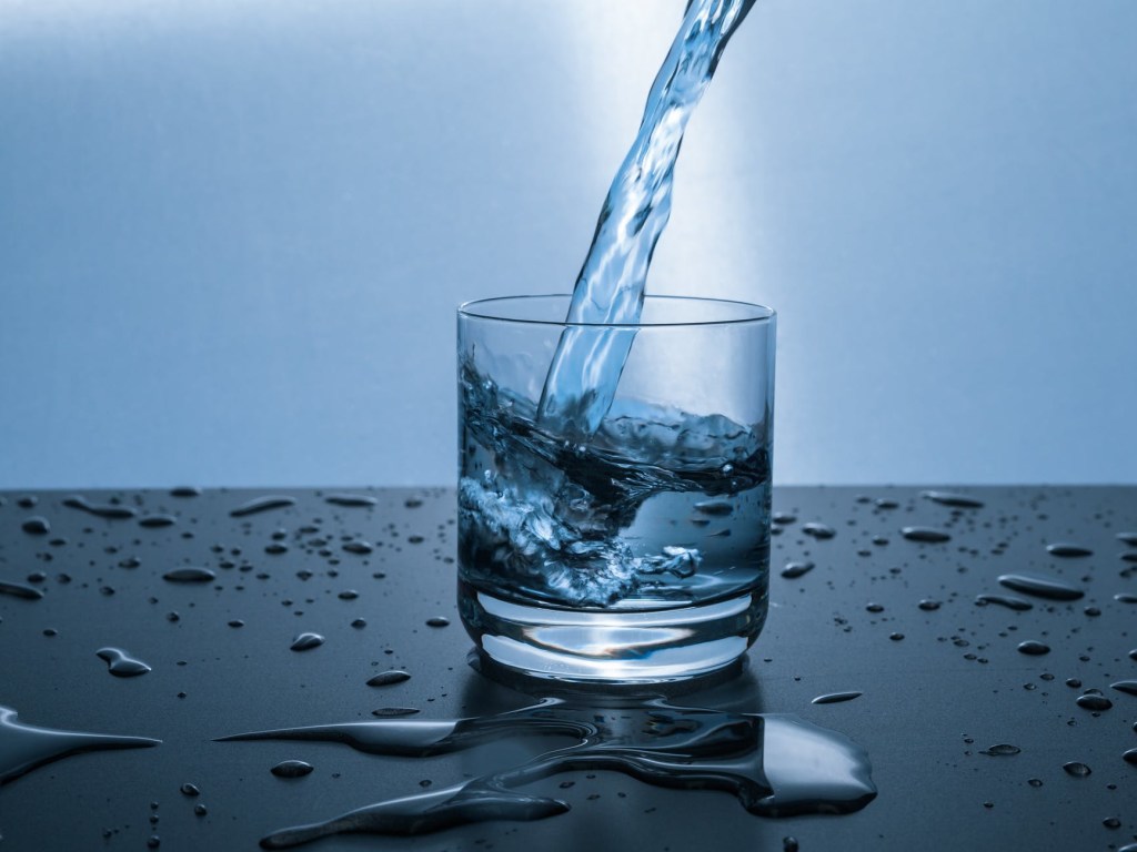 Медики рассказали, сколько нужно пить воды в день