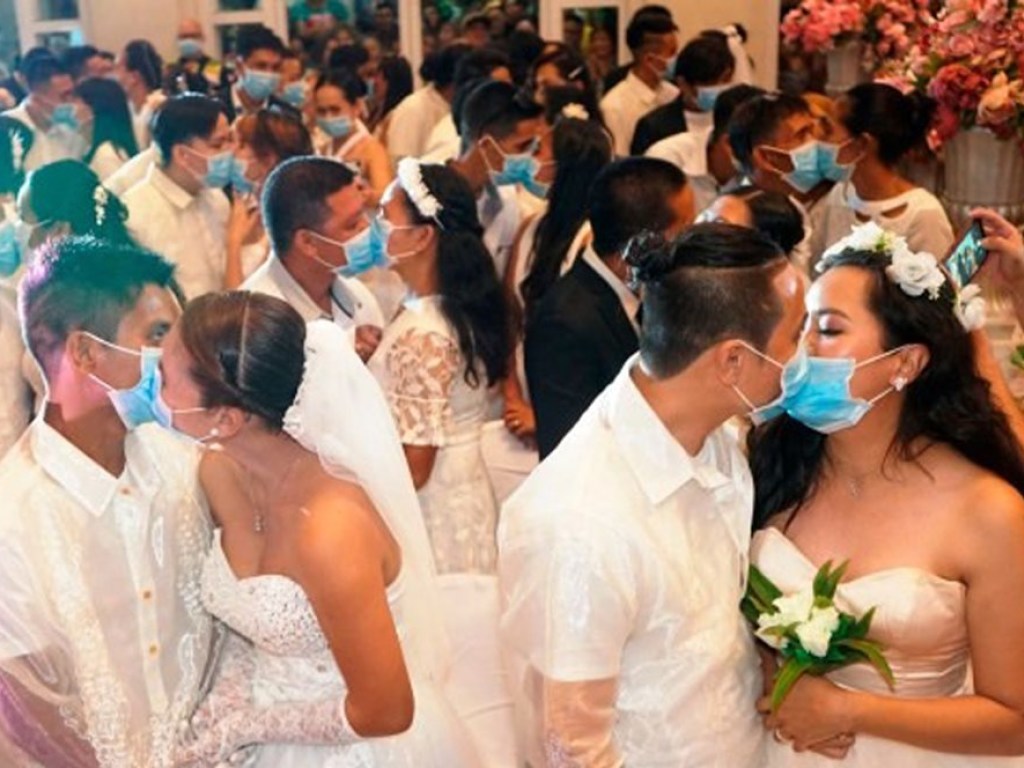 Смертельный коронавирус: на массовой свадьбе пары целовались в защитных масках (ФОТО)