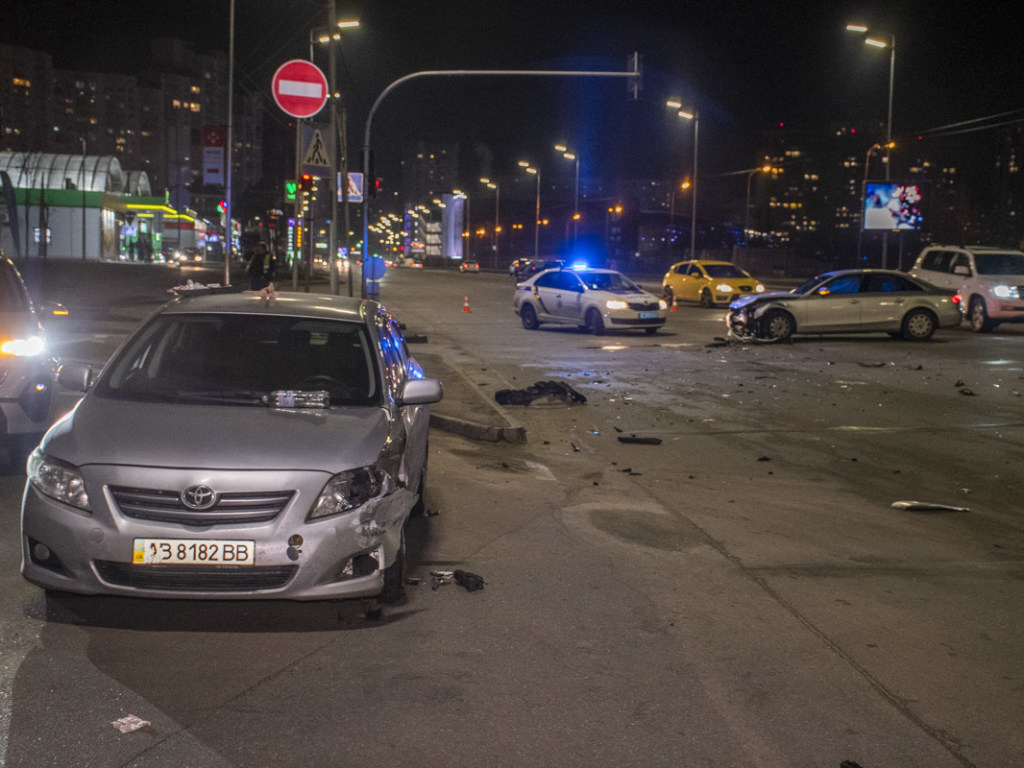 На Днепровской набережной в Киеве Toyota врезалась в Audi, пострадал водитель (ФОТО, ВИДЕО)