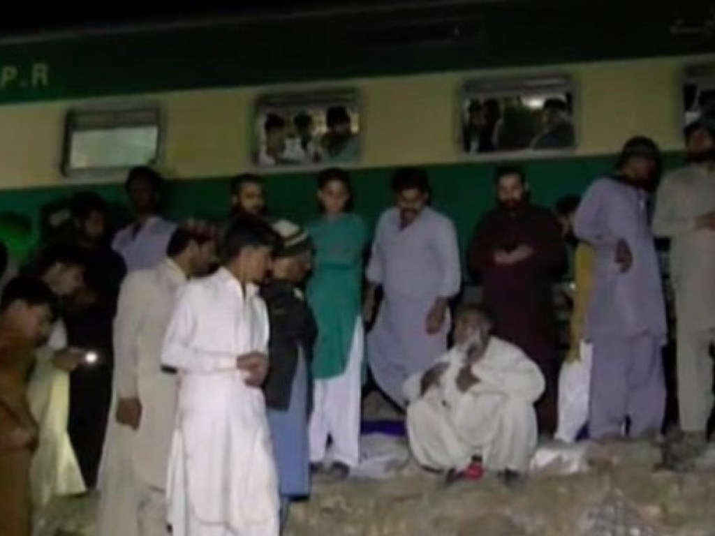 Поезд протаранил автобус в Пакистане: три десятка погибших (ФОТО)