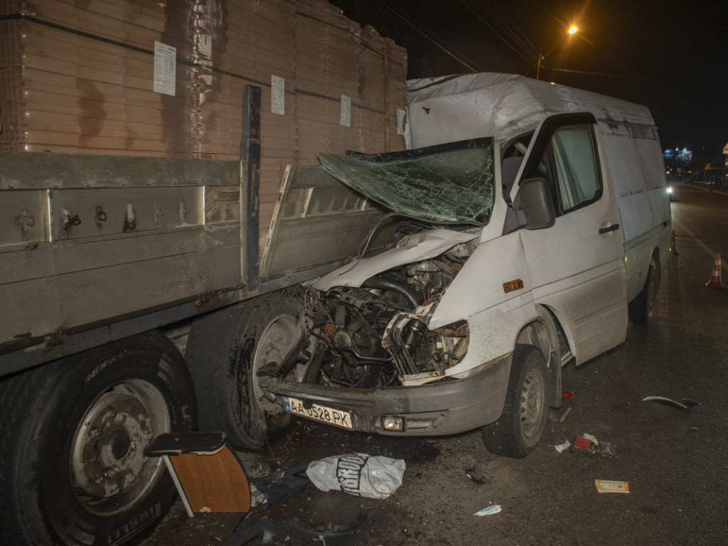 На столичной Троещине Mercedes влетел в припаркованную фуру, есть пострадавший (ФОТО, ВИДЕО)