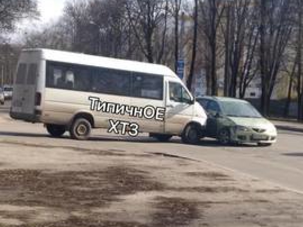 ДТП в Харькове: микроавтобус врезался в легковушку (ФОТО)