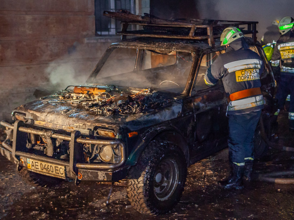 В Днепре сгорел гараж с автомобилем внутри (ФОТО, ВИДЕО)
