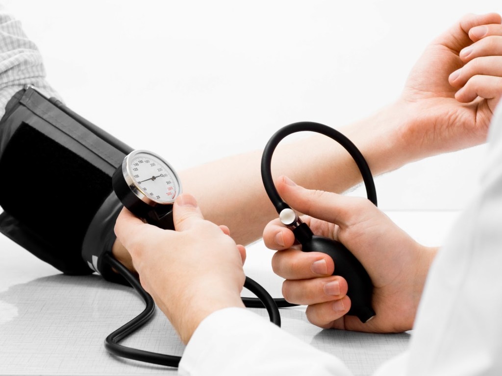 Контроль кровяного давления до конца жизни может отсрочить смерть – ученые