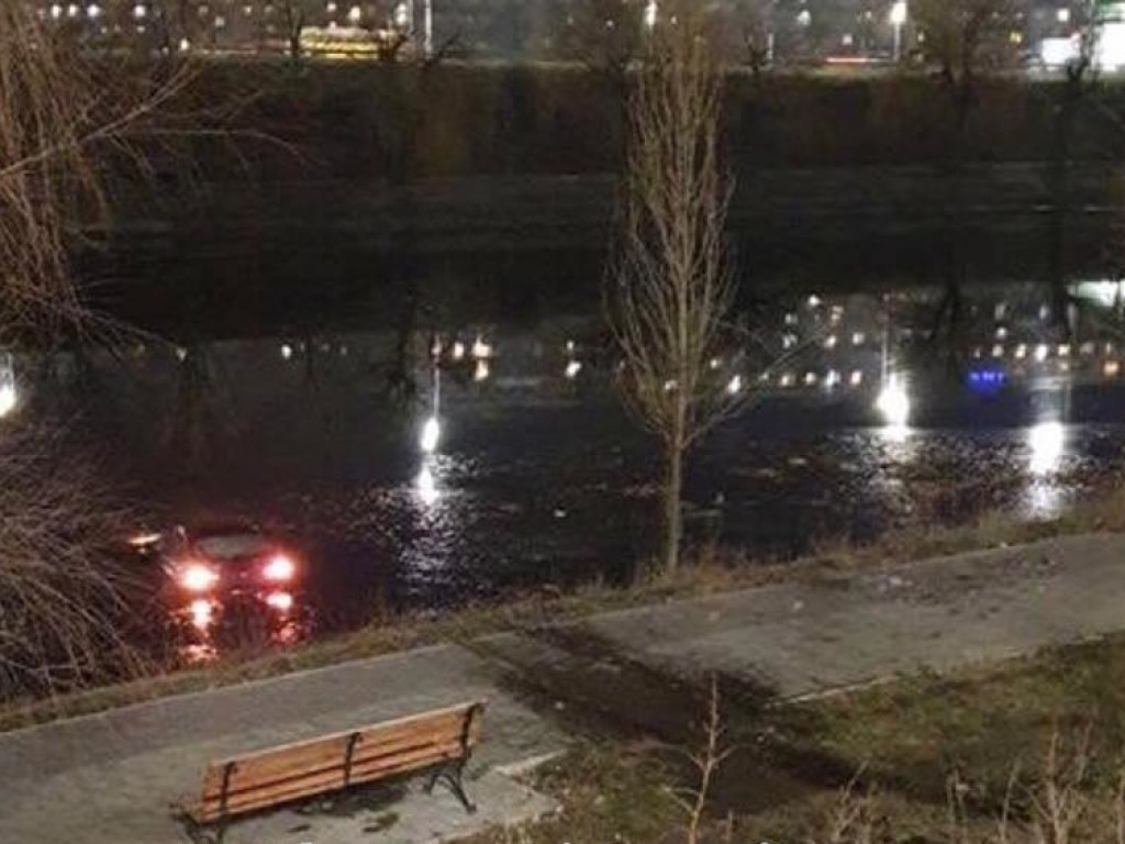 На Русановке в Киеве легковушка рухнула в канал: отважный свидетель бросился на помощь (ФОТО, ВИДЕО)
