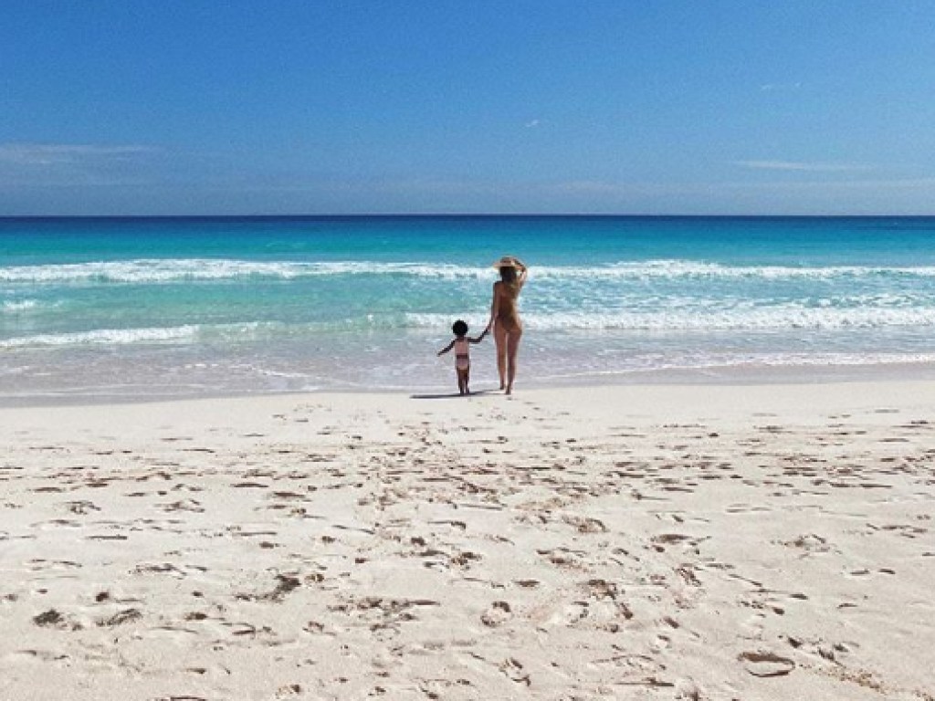 Пять миллионов лайков: пляжное фото Кайли Дженнер с дочкой взорвало Сеть