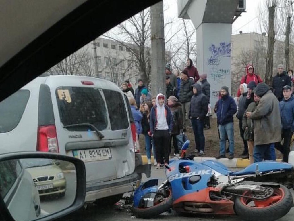 Под Киевом на светофоре мотоциклист протаранил Dacia (ФОТО)