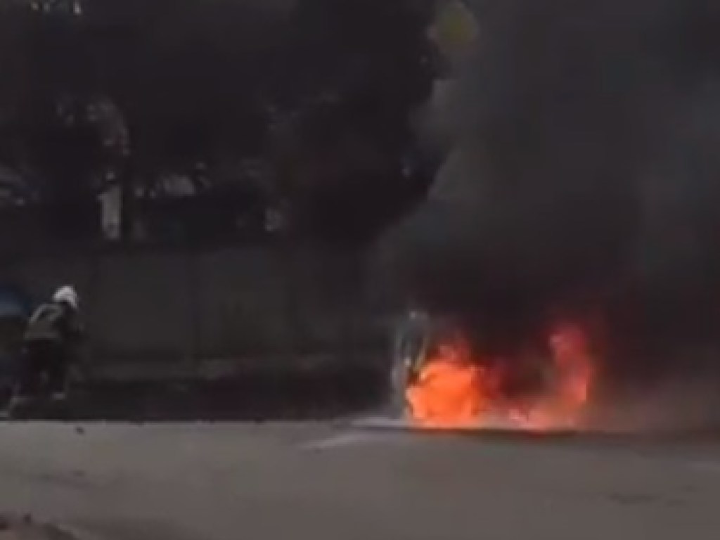 На Подоле в Киеве таксист на Renault влетел в столб: от удара авто загорелось (ВИДЕО)