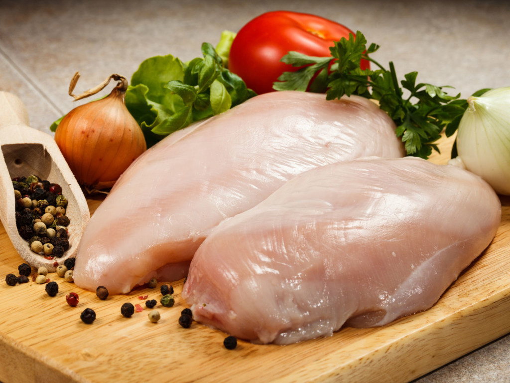 Врач: чтобы не допустить набора веса, стоит заменить красные сорта мяса птицей и рыбой