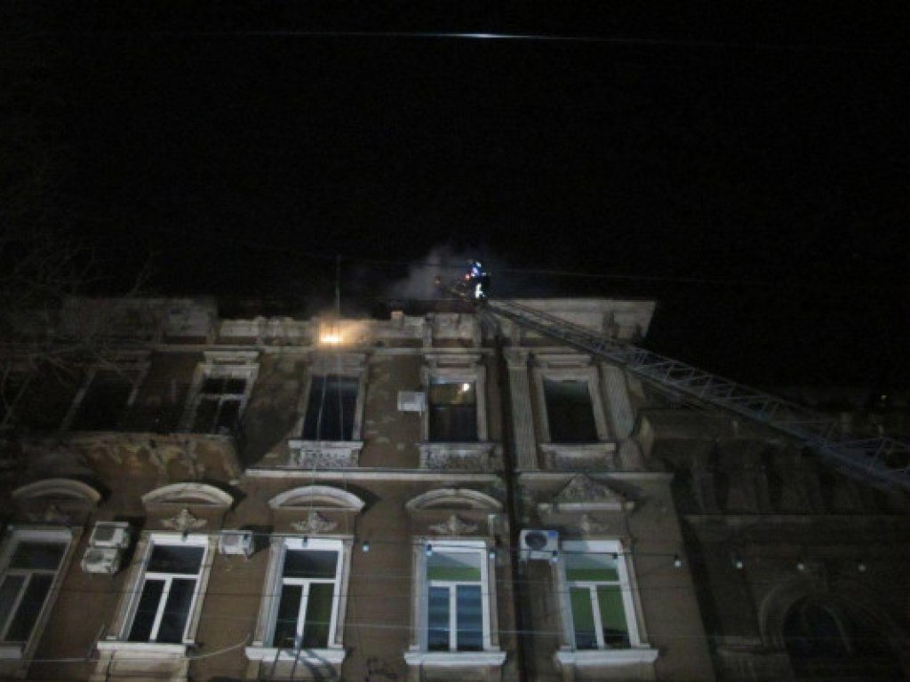 В центре Одессы горел старинный дом: пострадала девушка (ФОТО, ВИДЕО)