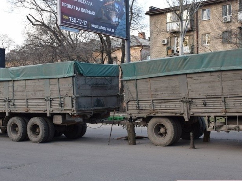 В Николаеве «КамАЗ» «зацепился» за яму: у грузовика на ходу отпало колесо (ФОТО)