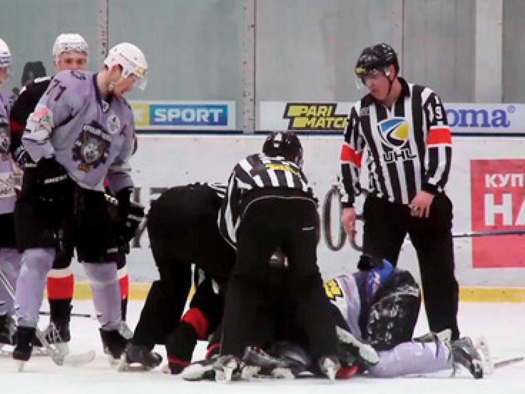 Хоккеисты устроили кулачный бой в одном из матчей украинской лиги (ФОТО, ВИДЕО)