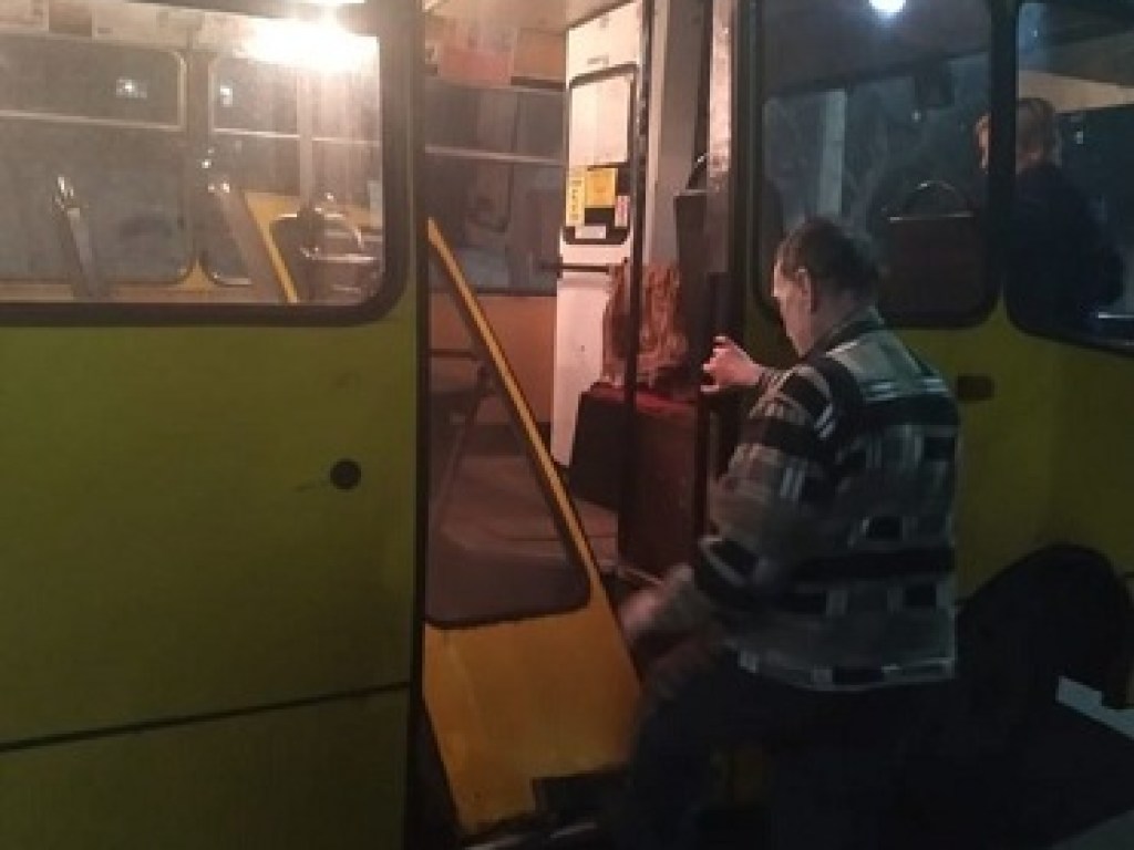 «На чем мы ездим?»: в маршрутке в Черкассах отвалились двери (ФОТО)