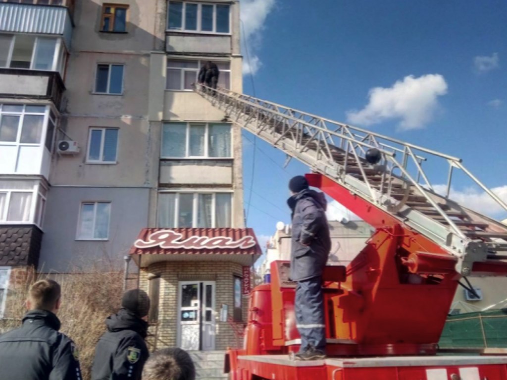 Житель Харьковской области угрожал выбросить 11-месячного ребенка из окна