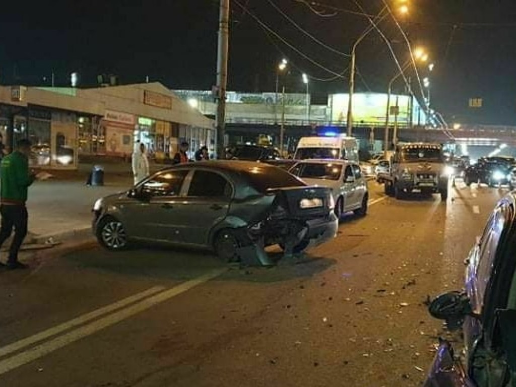 На Шулявке в Киеве из-за крупного ДТП пострадало 6 авто (ФОТО)