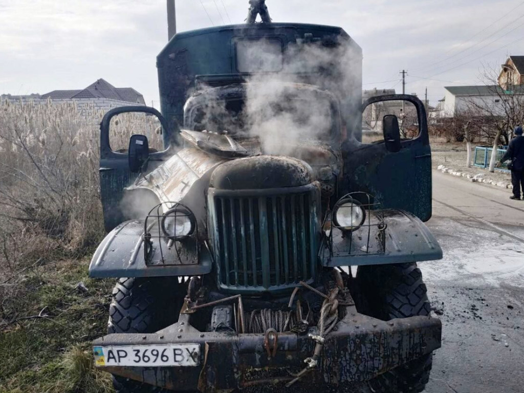 В Бердянске на дороге вспыхнул грузовик «ЗИЛ» (ФОТО)