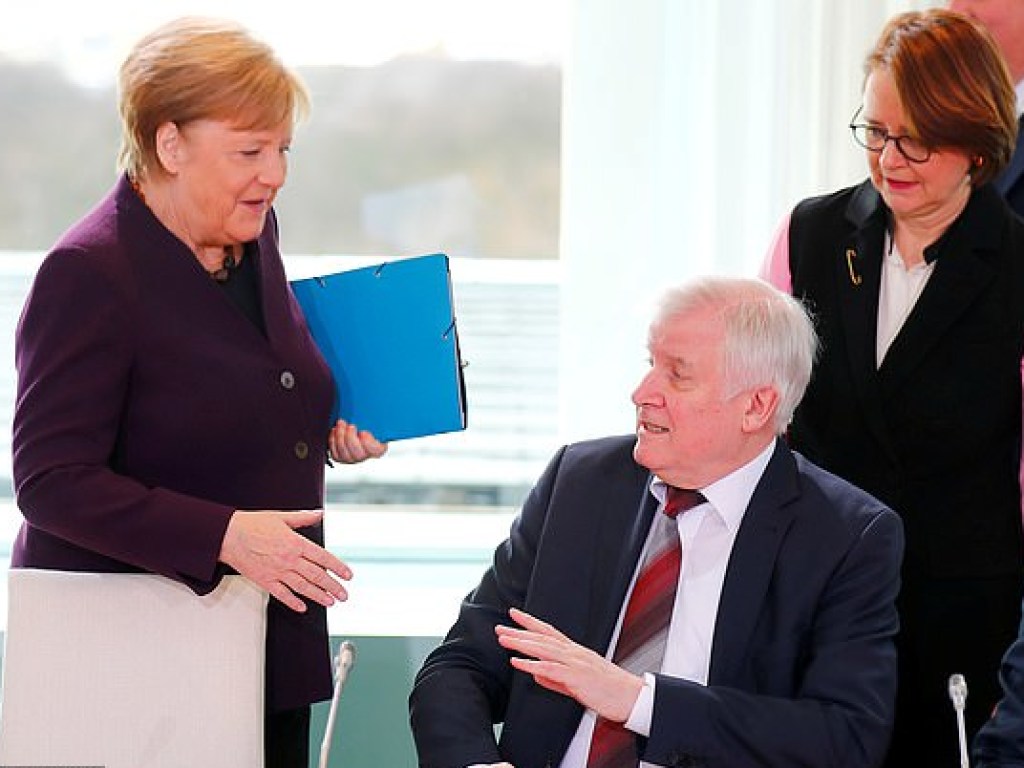 Министр внутренних дел отказался жать руку Ангеле Меркель: испугался коронавируса (ФОТО, ВИДЕО)