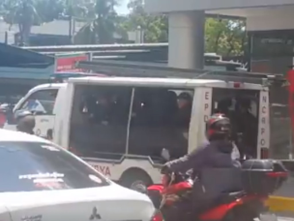 На Филиппинах бывший охранник взял в заложники десятки людей в торговом центре (ФОТО, ВИДЕО)