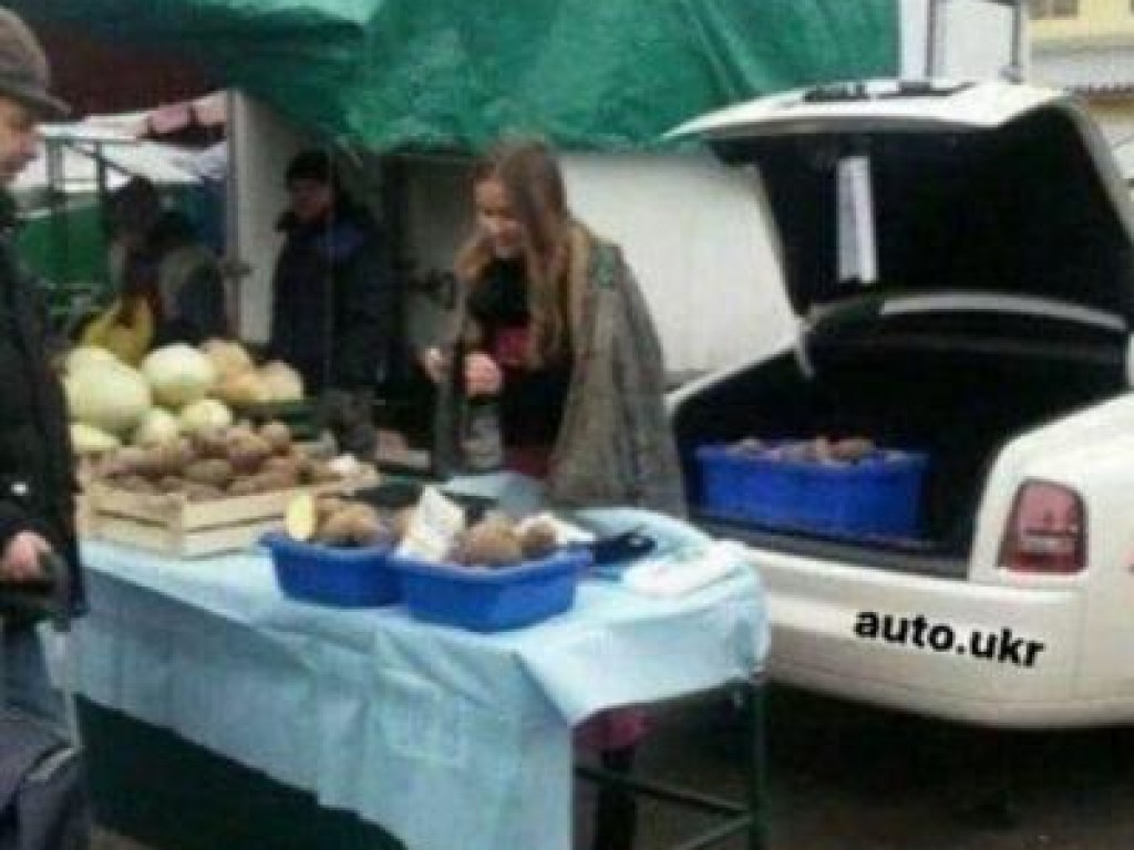 В Житомире продавец картошки приехала на рынок на элитном Rolls-Royce (ФОТО)