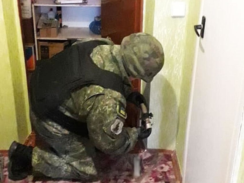 В Чернигове женщина обнаружила в квартире «сувенир» от бывшего мужа и вызвала взрывотехников (ФОТО, ВИДЕО)