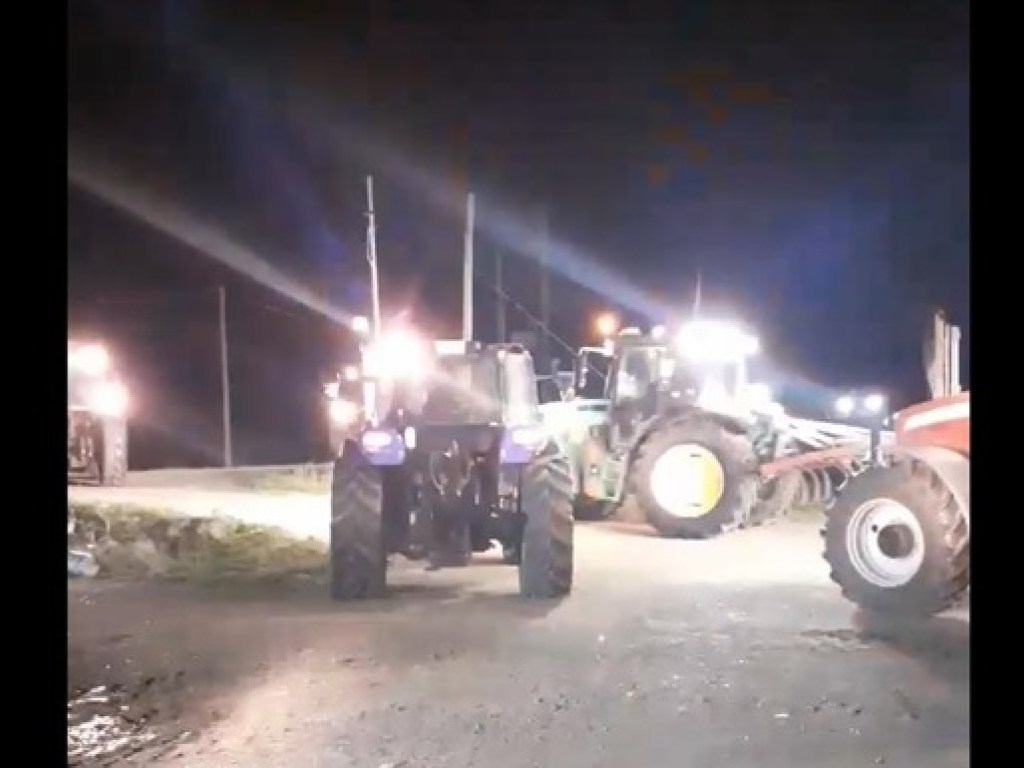 В Греции фермеры на тракторах сдерживают нелегальных мигрантов (ВИДЕО)