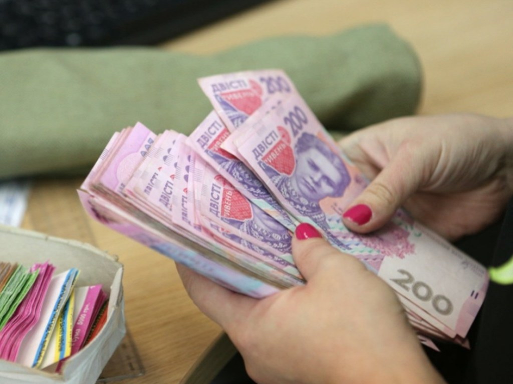 Молодым учителям Кабмин выдаст единоразово по 21 тысяче гривен