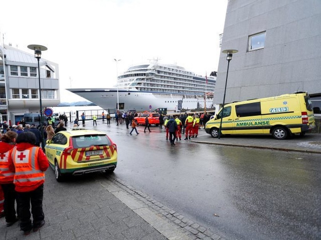 Круизный лайнер не выпустили из норвежского порта из-за коронавируса