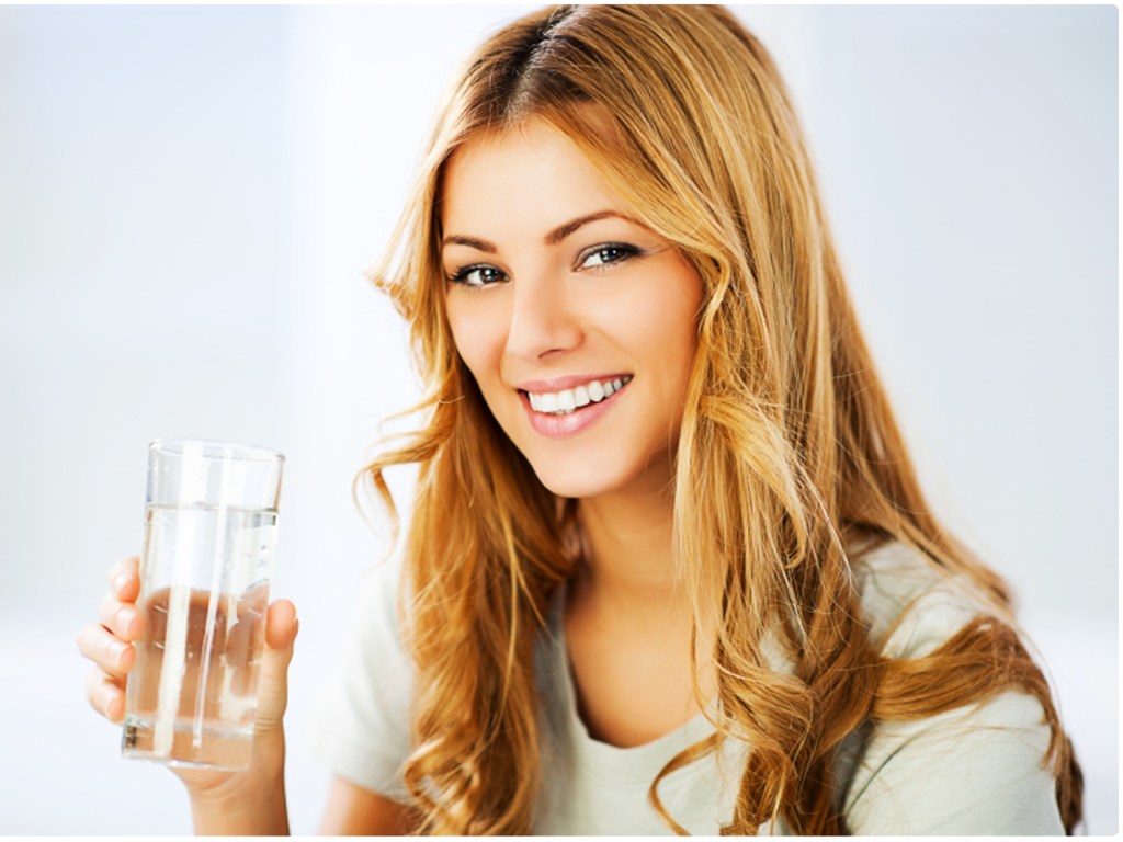 Ежедневно выпивая около 2 литров минеральной воды, вы омолаживаете свою кожу &#8212; эксперт