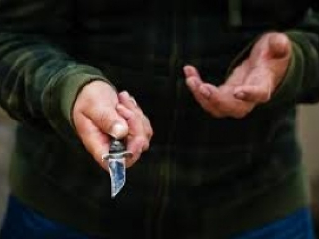 Грабитель с ножом отобрал мобильный у подростка в Мелитополе