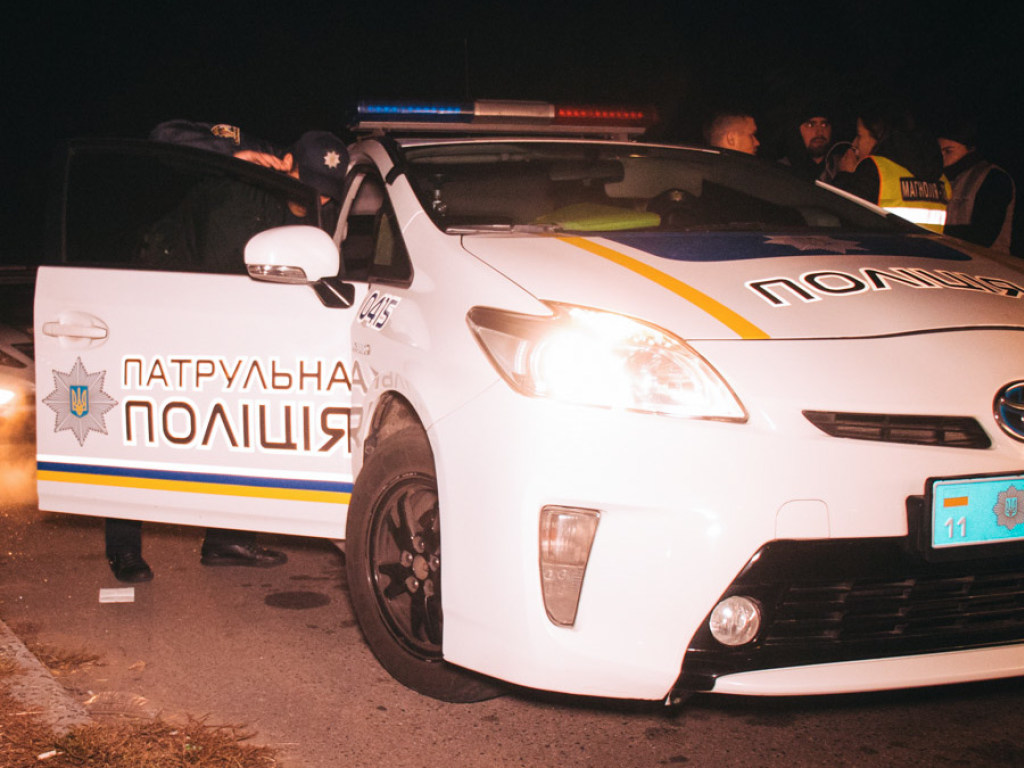 В селе под Киевом неадекватный мужчина подстрелил копа и избил еще двух (ФОТО)