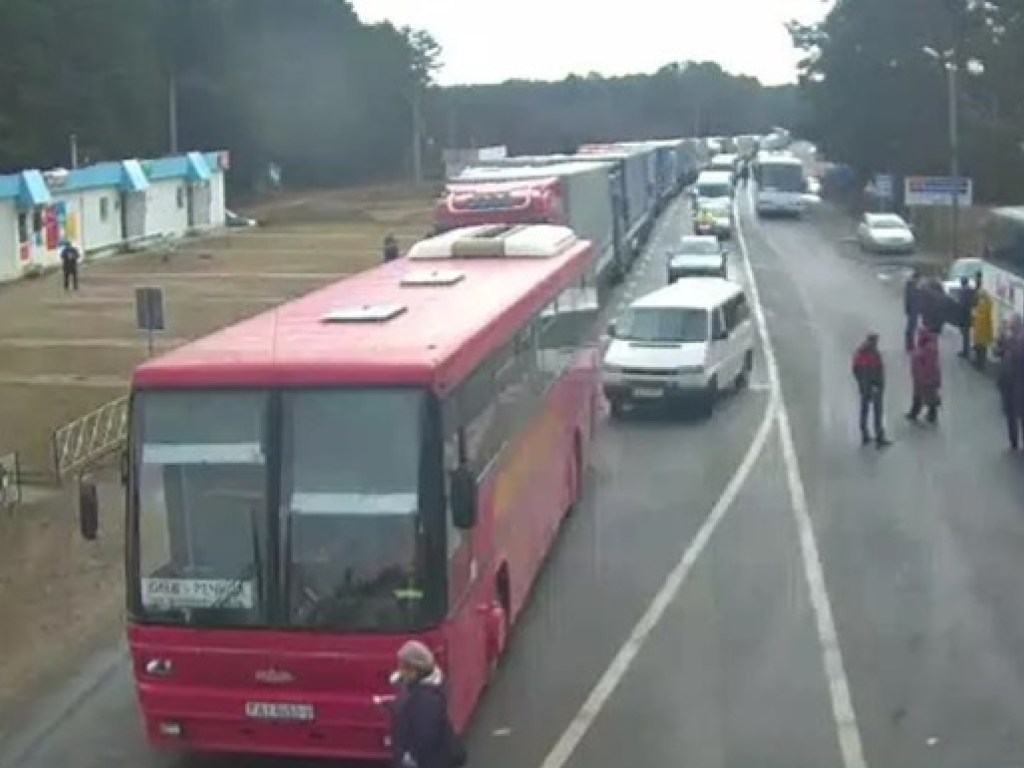 Сбой в базе данных: На границе с Беларусью образовалась пробка из 200 автомобилей