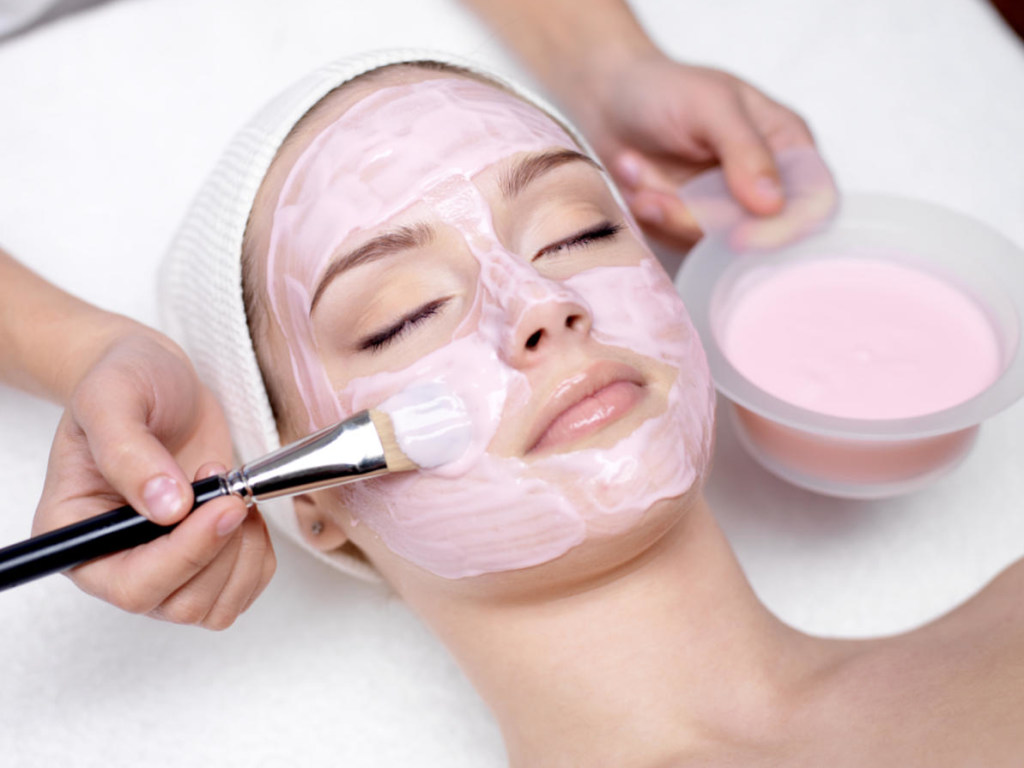 При сухой коже стоит отказаться от мыла в пользу косметического молочка и регулярно использовать скраб &#8212; эксперт