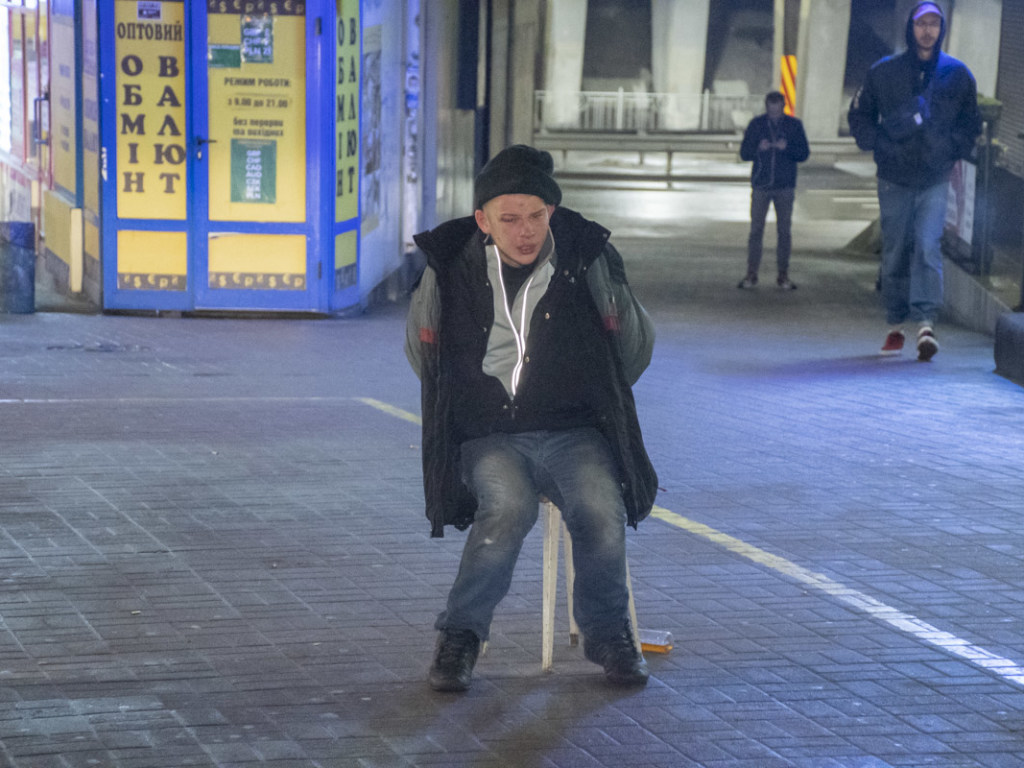 Неадекват с отверткой бросался на прохожих возле метро в Киеве (ФОТО, ВИДЕО)
